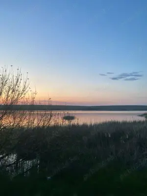 Vand teren  si cabana pe malul lacului de la Pischia. Un front la lac altul la 30m de padure - imagine 3