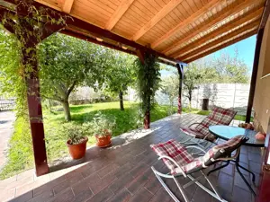 Casă cu 5 Camere, Garaj și Livadă pe Teren de 660 mp – Micești