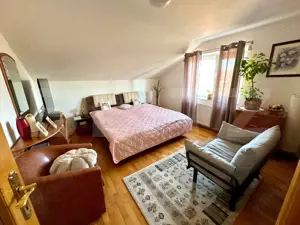 Casă cu 5 Camere, Garaj și Livadă pe Teren de 660 mp – Micești