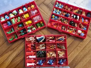 Lot 94 figurine Kinder, colectii incepand cu anii 80