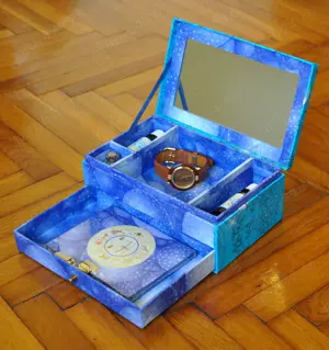 Ceas Quartz cu curea de piele in caseta cu accesorii