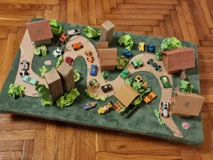 Colectie 24 masinute Kinder si orasel hand made