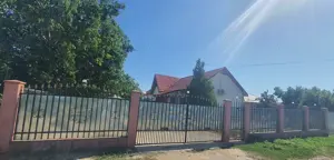 Vând casă cu mansardă 