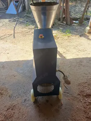 Vând sau schimb presă peleți 7,5 kw - imagine 2