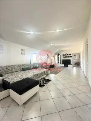 Casa cu Potential Multiplu, Pretabila Pentru Doua Familii sau Business, Chiar la Strada Principala - imagine 2