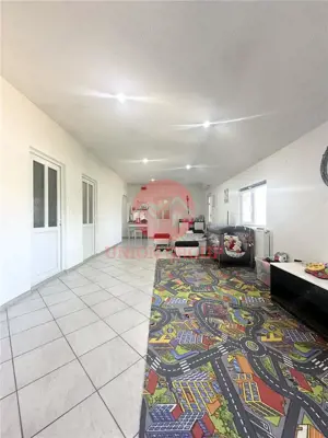 Casa cu Potential Multiplu, Pretabila Pentru Doua Familii sau Business, Chiar la Strada Principala - imagine 3