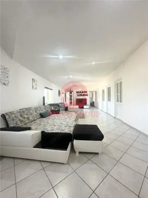 Casa cu Potential Multiplu, Pretabila Pentru Doua Familii sau Business, Chiar la Strada Principala - imagine 19