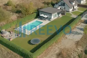 Proprietate Premium cu Două Case și Piscină în Hemeiuș