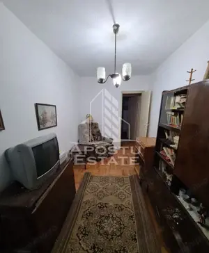 Apartament cu 3 camere, semidecomandat, parter inalt, zona Sagului