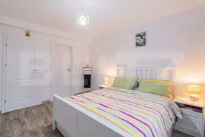 Casa moderna 3camere si mansarda amenajata in zona linistita Tarlungeni - imagine 5