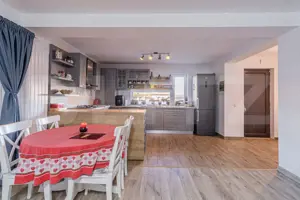 Casa moderna 3camere si mansarda amenajata in zona linistita Tarlungeni - imagine 3