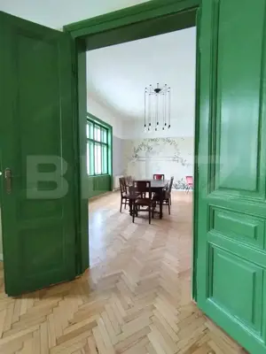 Apartament de vanzare, cu 3 camere, 100 mp, zona centrala