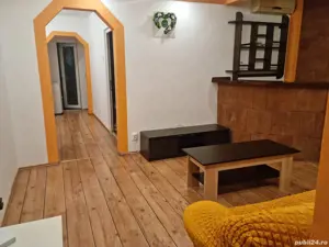 proprietar vand apartament 3 camere semidecomandat ,mobilat, utilat