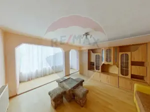 Apartament cu 4 camere de vânzare în zona Vest