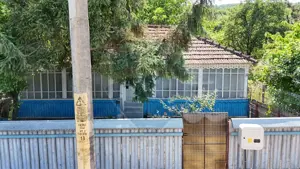 Casă  batraneasca cu 3 camere de vânzare in Icuseni Victoria Iasi