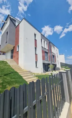 Casa de vanzare, cu 5 camere, 200 mp utili, 245 mp de teren, zona Teilor