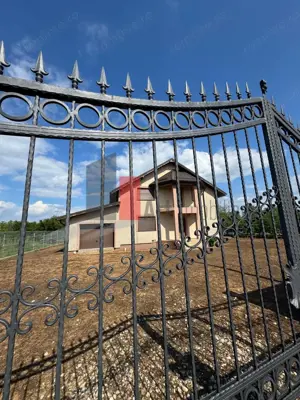 Casa la rosu in Peris - imagine 3