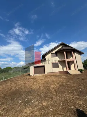 Casa la rosu in Peris - imagine 4