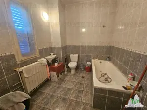 Vila spatioasa 525metri totali de inchiriat in centru Bolintin-Deal - imagine 11