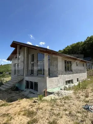 Casă cu panoramă deosebită pe Dealul Jelni – 10 ari de teren, stadiu semifinisat