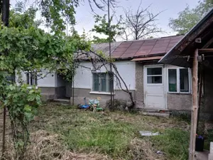 Teren + casă de vânzare, zonă liniștită 