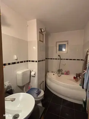 3 camere modelul mare 80 mp utili DECOMANDAT zona Saguna langa Casa de Pensii cu CENTRALA etaj 3