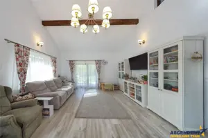 Vila apreciabila,Sanpetru,toate utilitatile,iluminat stradal,drum asfaltat - imagine 2