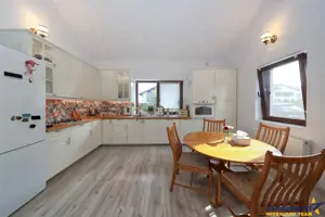 Vila apreciabila,Sanpetru,toate utilitatile,iluminat stradal,drum asfaltat - imagine 3