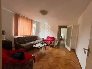 Apartament cu 3 camere, semidecomandat, etajul 2, zona Centrala