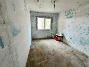 Apartament 3 camere, etaj 1, la doi pași de strada principală, în Micro 40