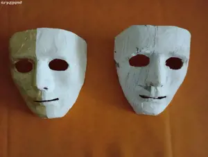 Două măști din carton, neterminate 