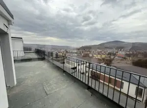 Casa de vanzare, cu 5 camere, 200 mp utili, 245 mp de teren, zona Teilor - imagine 8