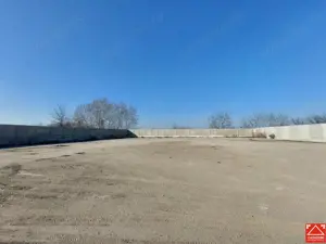 Teren ingradit si betonat, in apropiere de Aeroport