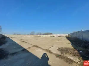 Teren ingradit si betonat, in apropiere de Aeroport - imagine 8