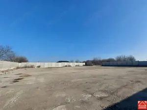 Teren ingradit si betonat, in apropiere de Aeroport - imagine 3