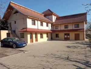 Inchiriez spatiu , zona Cug