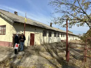 vand hala de productie cu teren