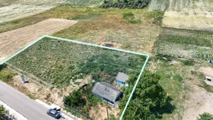 Casă batraneasca cu teren intravilan în apropiere de de Botoșani