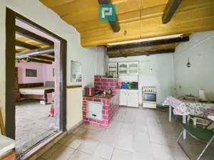 Casă tradiţională cu anexe în ODVOŞ, comuna Conop. - imagine 4