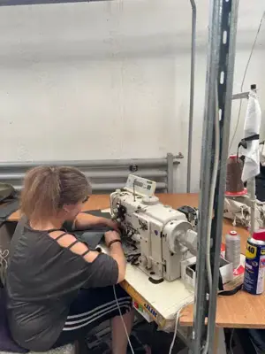 Angajam Croitorese in masina cusut si la taiat piele naturala   - imagine 2