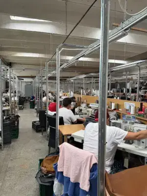 Angajam Croitorese in masina cusut si la taiat piele naturala   - imagine 3