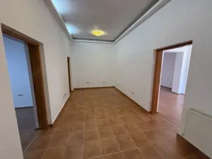 Apartament 3 camere decomandat in vila - imagine 2