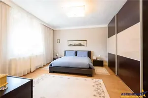 Resedinta cu:foisor,2 garaje, crama tip restaurant+garsoniera lux ... - imagine 14