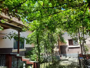 Casa cu teren de 5100 mp in orasul Babeni strada Romani