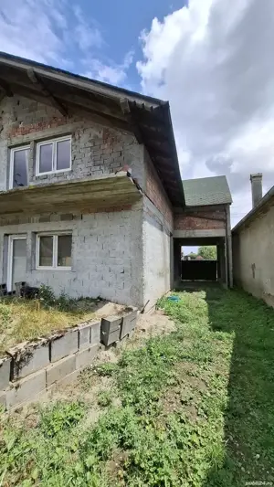 Casă spațioasă neterminată de vânzare   Voila, cu potențial turistic