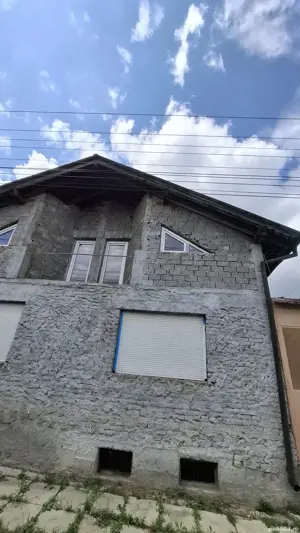 Casă spațioasă neterminată de vânzare   Voila, cu potențial turistic - imagine 3
