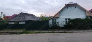 Vând teren plus doua imobile în zona centrala