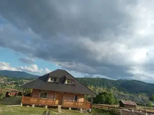 Vând casă în stil bătrânesc cu cerdac..