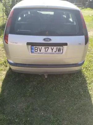 Vînd Ford focus