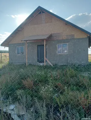 casa la roșu de vânzare